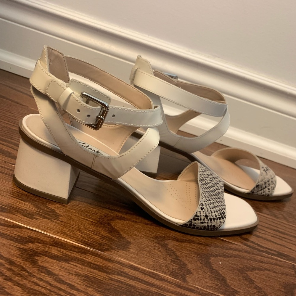🆕🔥CLARKS Leather White&Snake Block Sandals-Sz10 - Picture 1 of 6